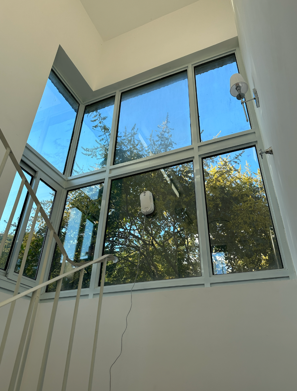 FLYYLAM S8 window cleaning robot